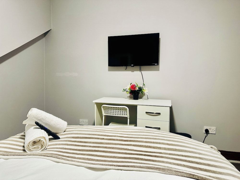 Heathrow roomzzzz B&B Classic Double Room, Non Smoking, Garden Area 7