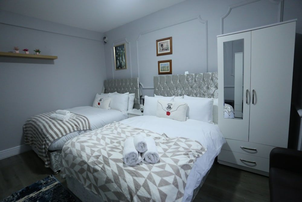 Heathrow roomzzzz B&B Classic Double Room, Non Smoking, Garden Area 25