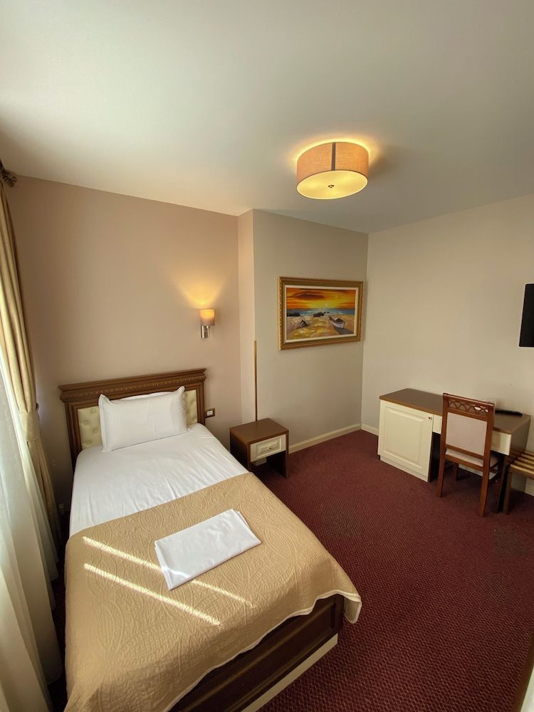 HOTEL ROZAFA Family Triple Room