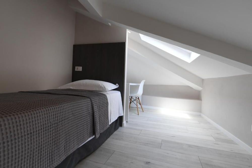 Hotel Promenade Standard Triple Room, Courtyard View 3