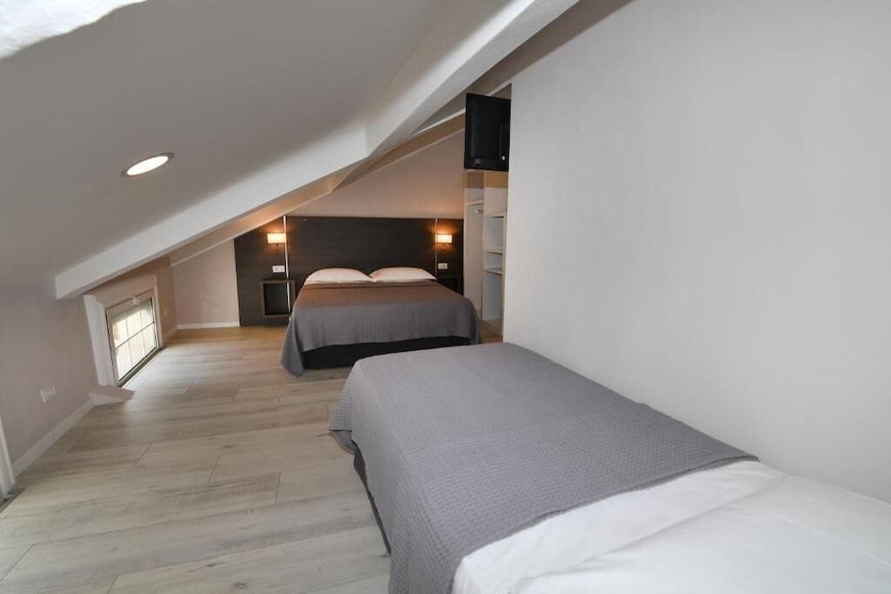 Hotel Promenade Standard Triple Room, Courtyard View 2