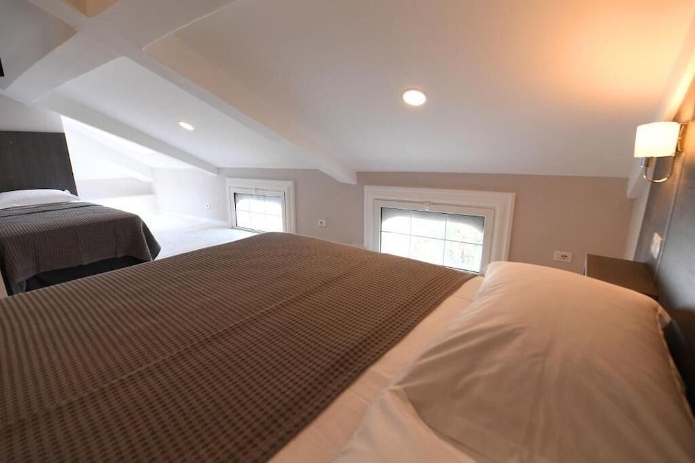 Hotel Promenade Standard Triple Room, Courtyard View 4