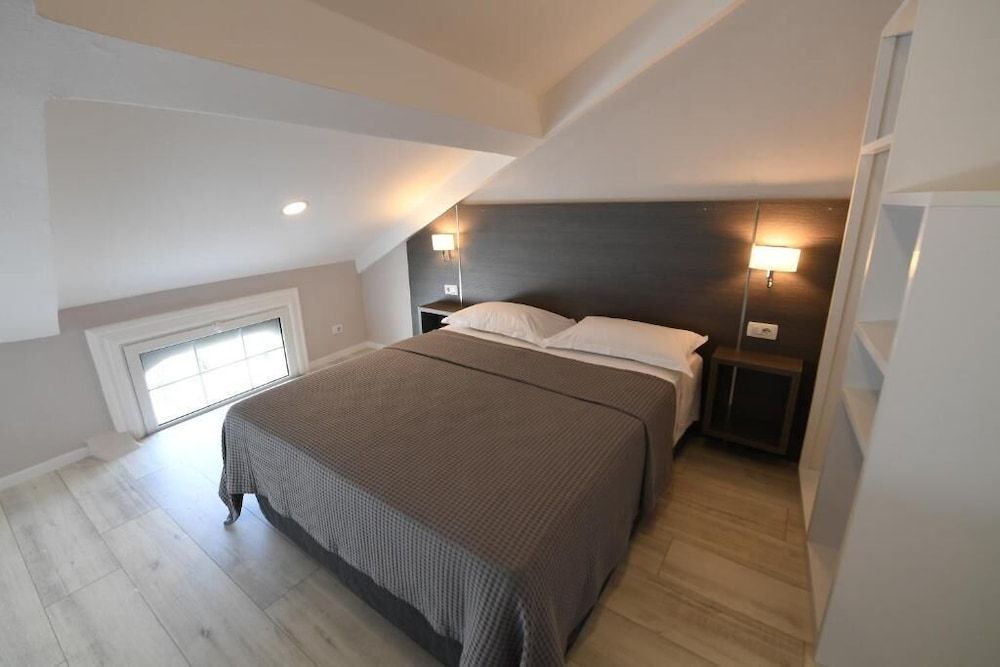 Hotel Promenade Standard Triple Room, Courtyard View