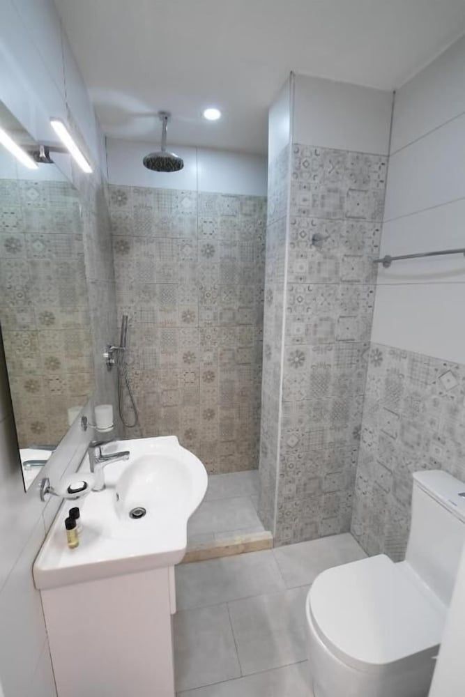 Hotel Promenade Standard Triple Room, Courtyard View 5