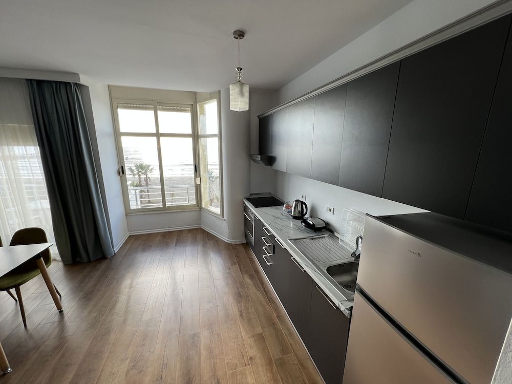 Wave Beachfront Apartments Deluxe Apartment 12