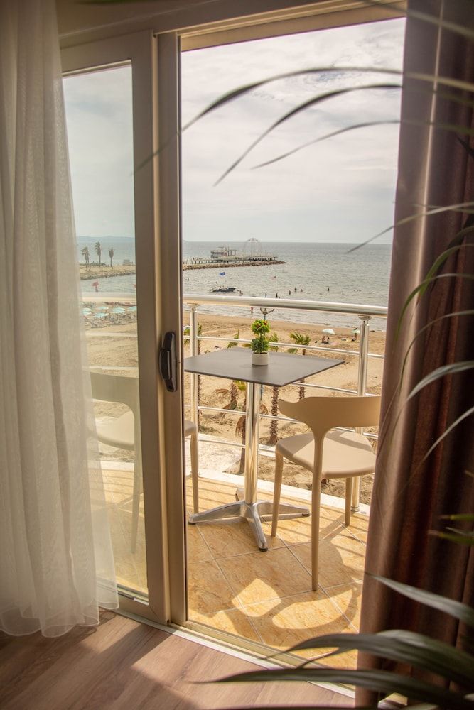 Wave Beachfront Apartments Deluxe Apartment 3