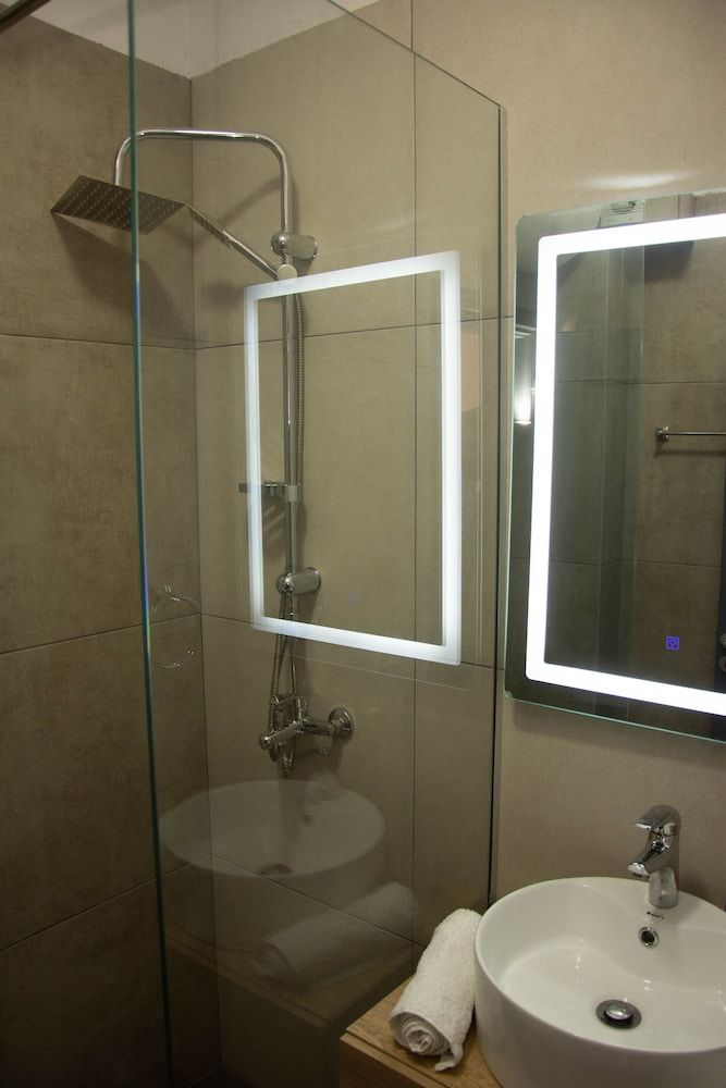 Wave Beachfront Apartments Deluxe Studio 5