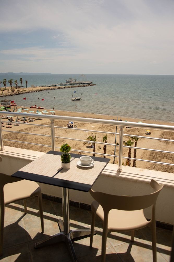 Wave Beachfront Apartments Deluxe Apartment 5