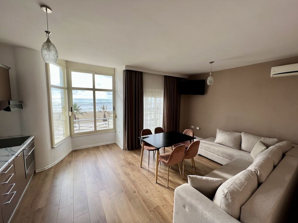 Wave Beachfront Apartments Deluxe Apartment 8