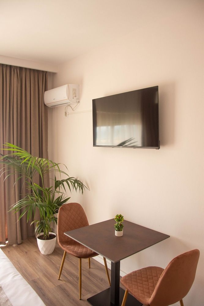 Wave Beachfront Apartments Deluxe Studio 6