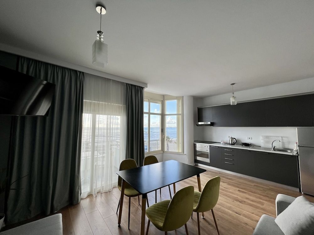 Wave Beachfront Apartments Deluxe Apartment 10