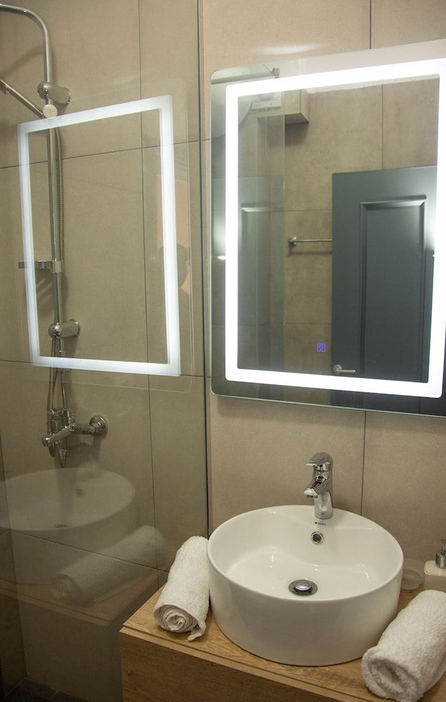 Wave Beachfront Apartments Deluxe Studio 4