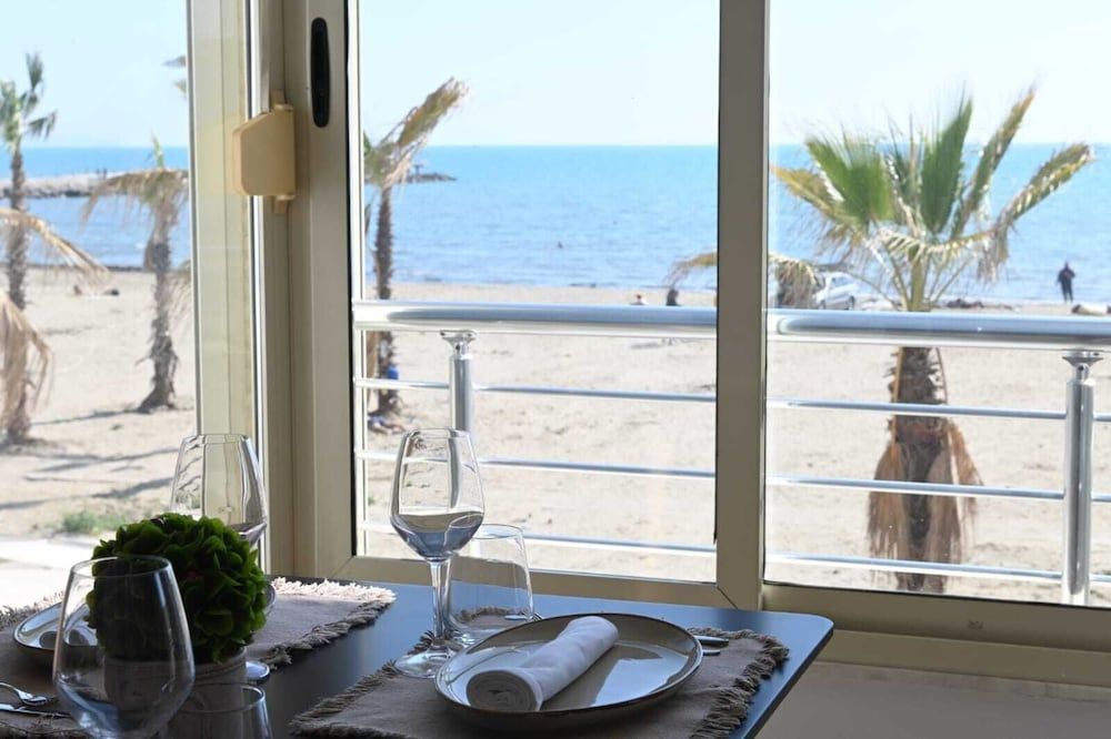 Wave Beachfront Apartments Deluxe Apartment 4