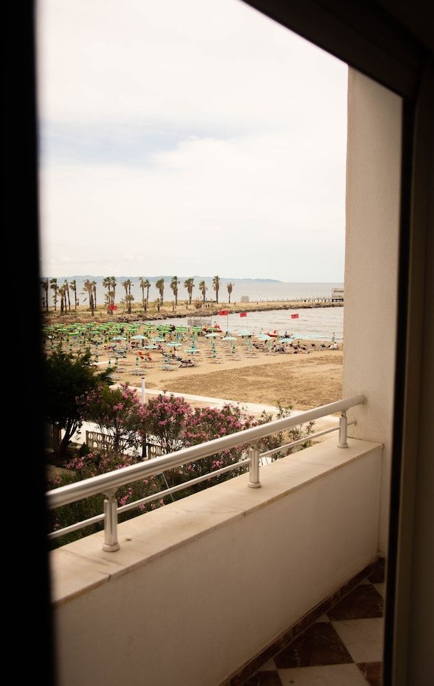 Wave Beachfront Apartments Family Apartment 5