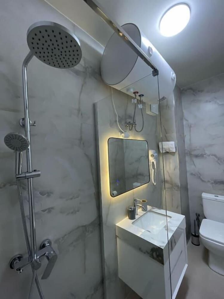 Margen Apartments - Tirana City Center Superior Apartment, City View 12