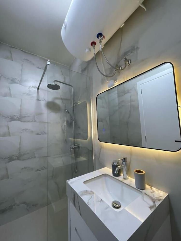 Margen Apartments - Tirana City Center Superior Apartment, City View 20