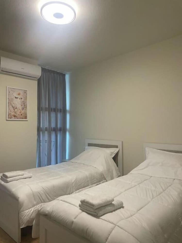 Margen Apartments - Tirana City Center Superior Apartment, City View 4