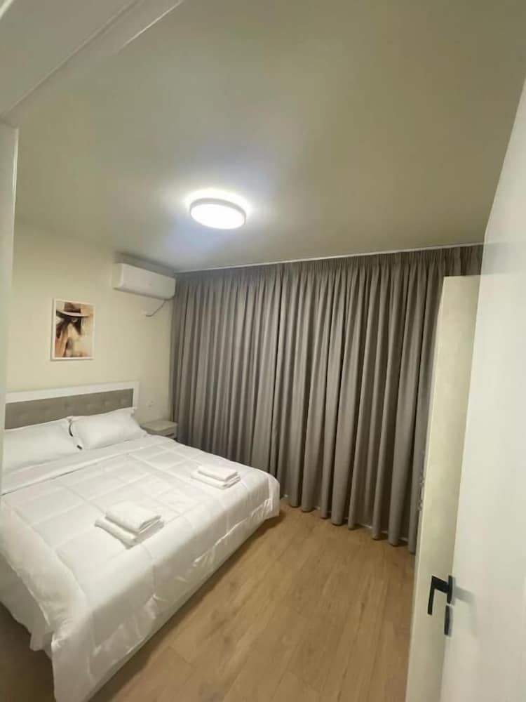 Margen Apartments - Tirana City Center Superior Apartment, City View 2