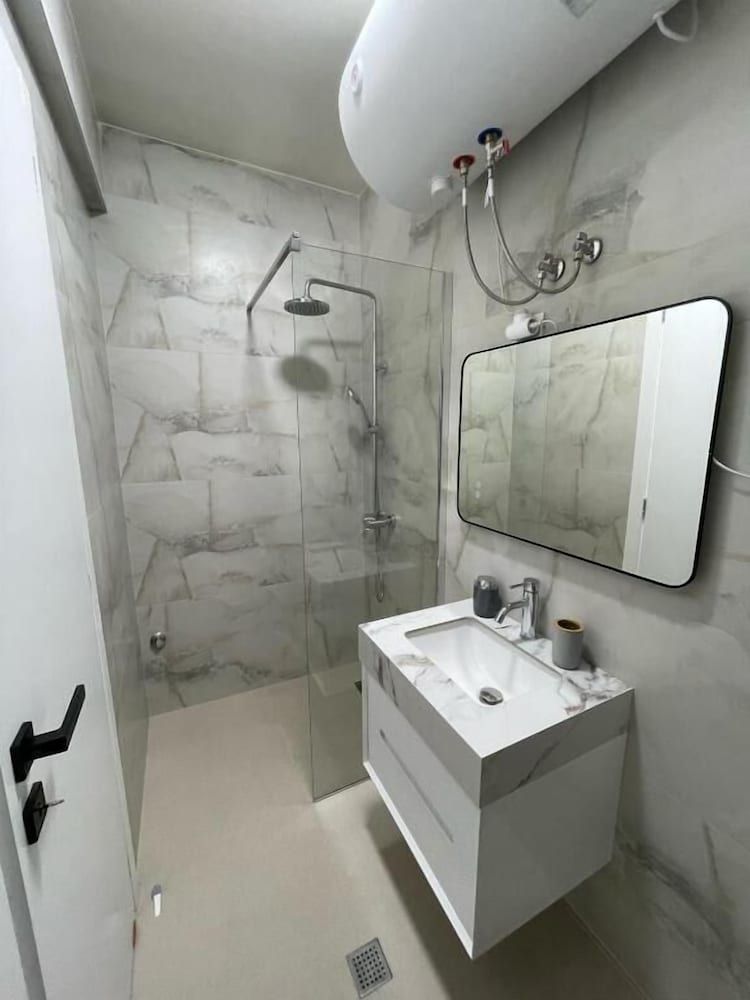 Margen Apartments - Tirana City Center Superior Apartment, City View 16