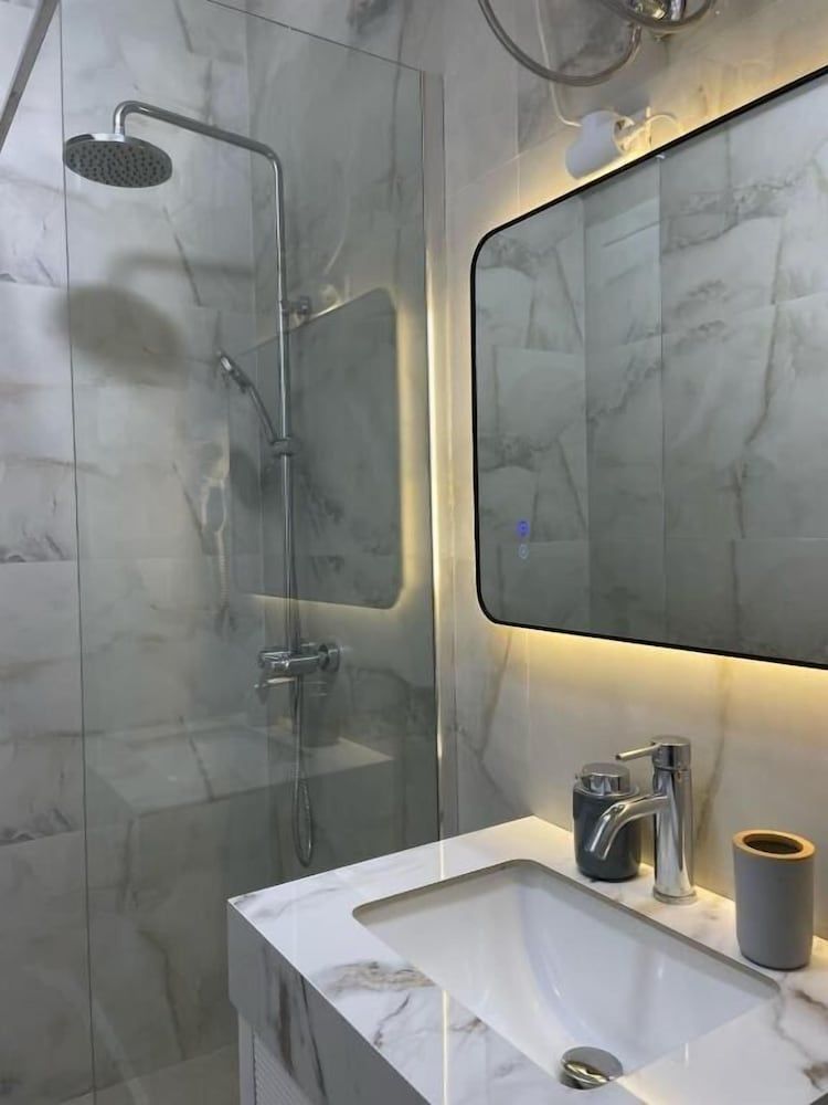 Margen Apartments - Tirana City Center Superior Apartment, City View 13