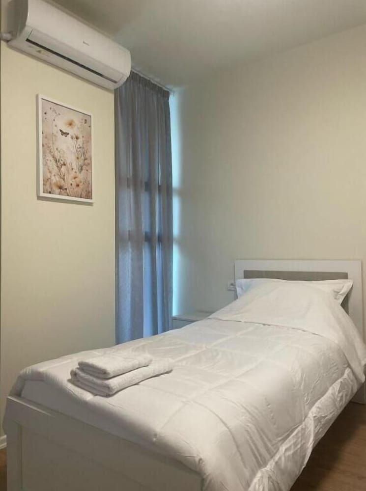 Margen Apartments - Tirana City Center Superior Apartment, City View 8