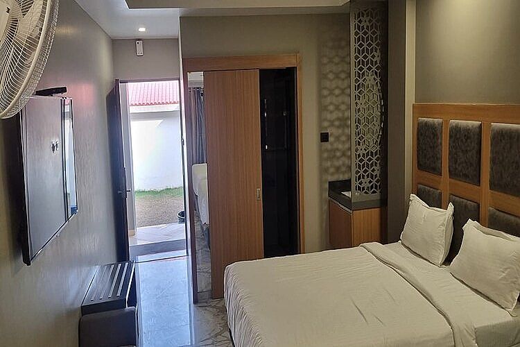 Super Deluxe Front View