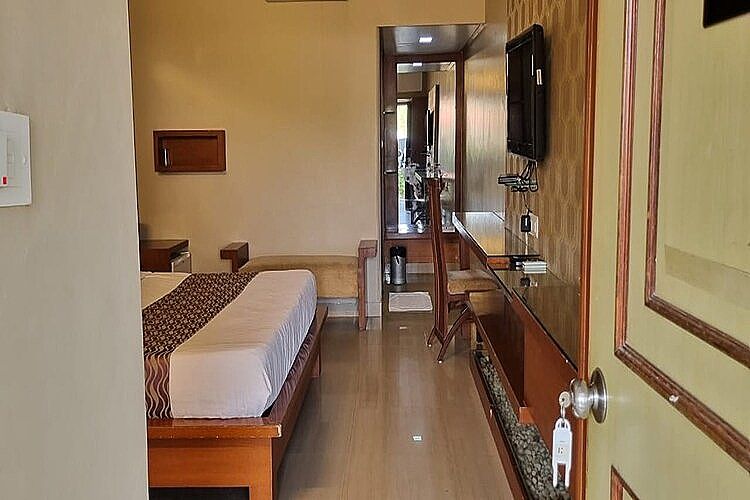 Super Deluxe Front View