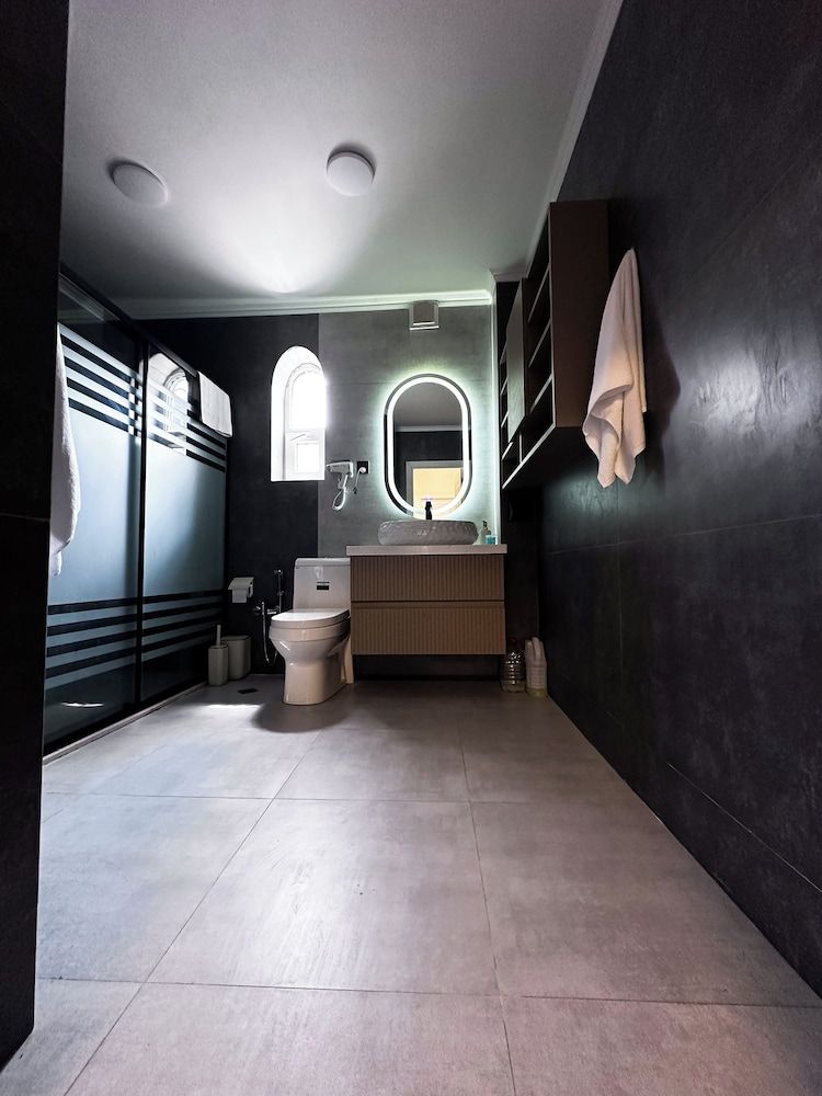 Central Vip Villa Family Room, Garden View 8