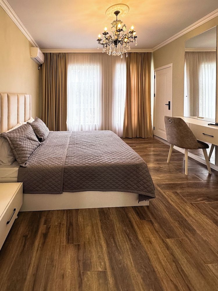 Central Vip Villa Family Room, Garden View