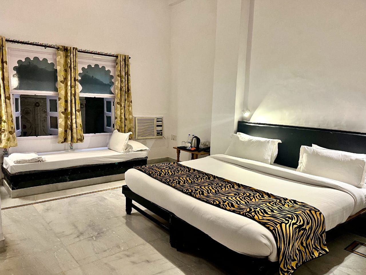 Jheel Hotel Duplicate profile