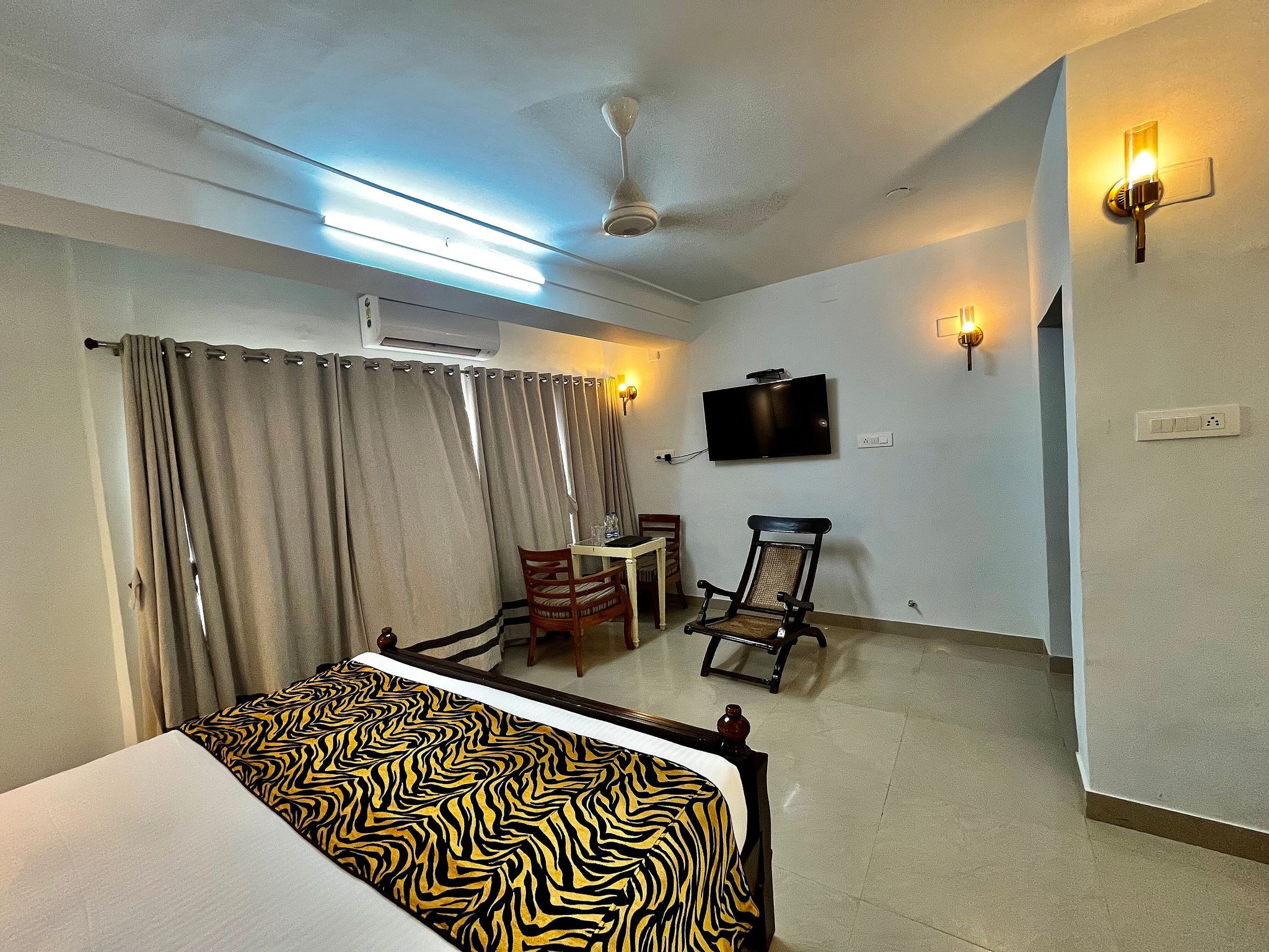 Jheel Hotel Duplicate profile