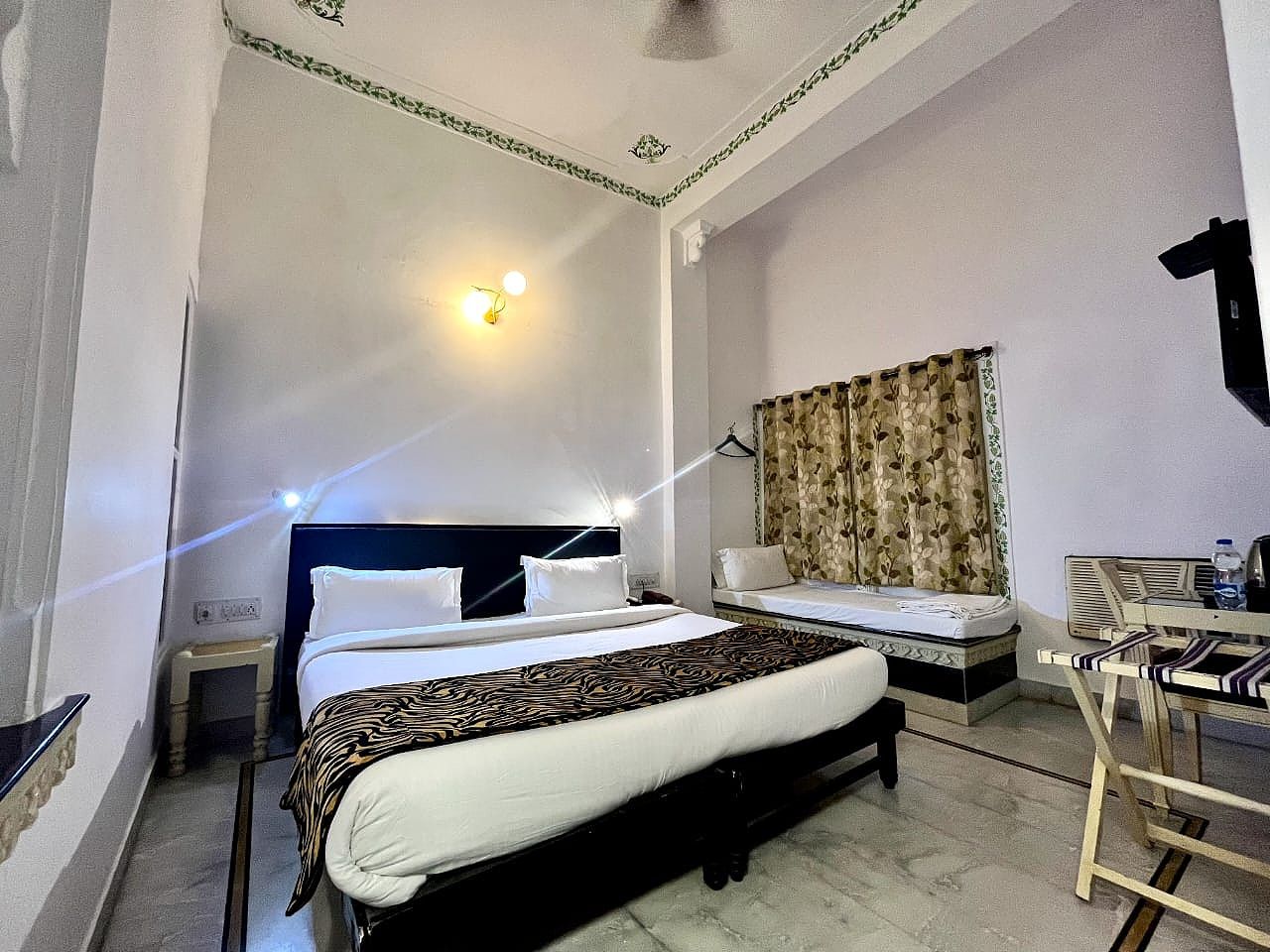 Jheel Hotel Duplicate profile