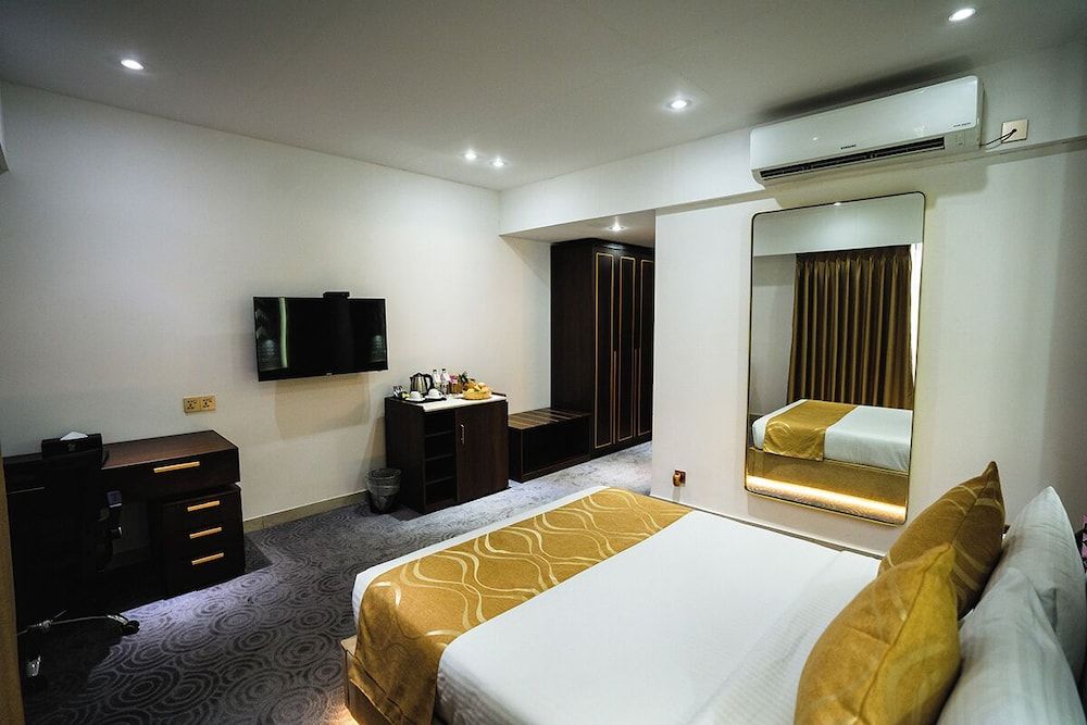 Unique Regency Hotel Dhaka Deluxe Single Room, City View 5
