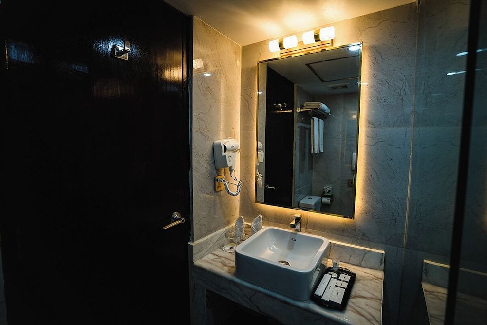 Unique Regency Hotel Dhaka Deluxe Single Room, City View 12