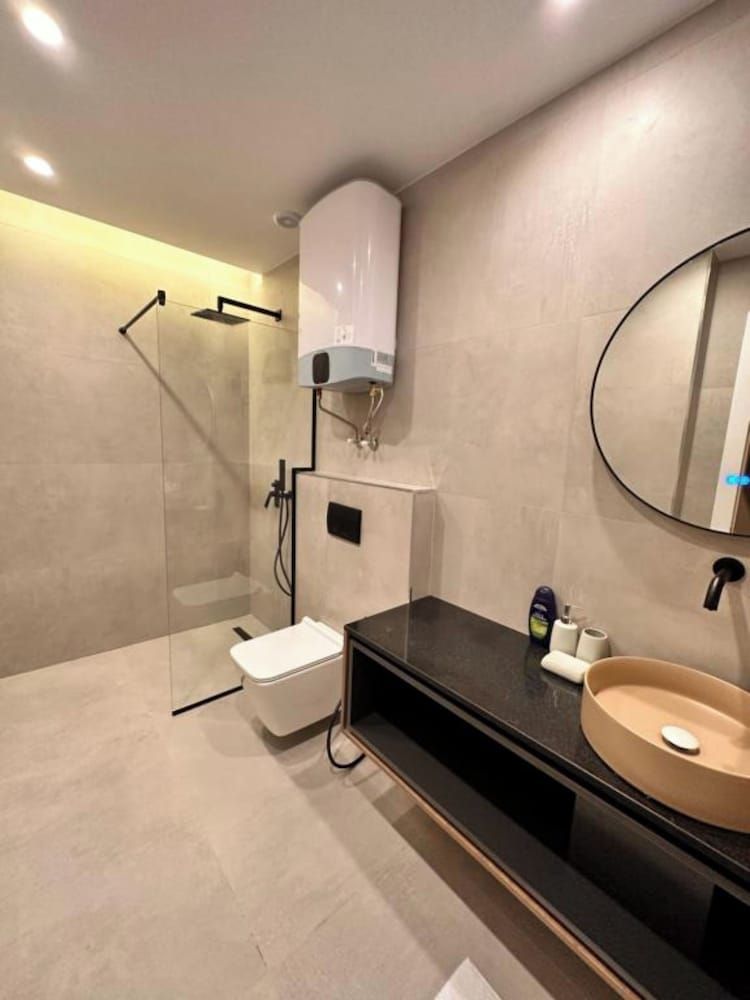 Agate Hotel Tirana Deluxe Double Room 4