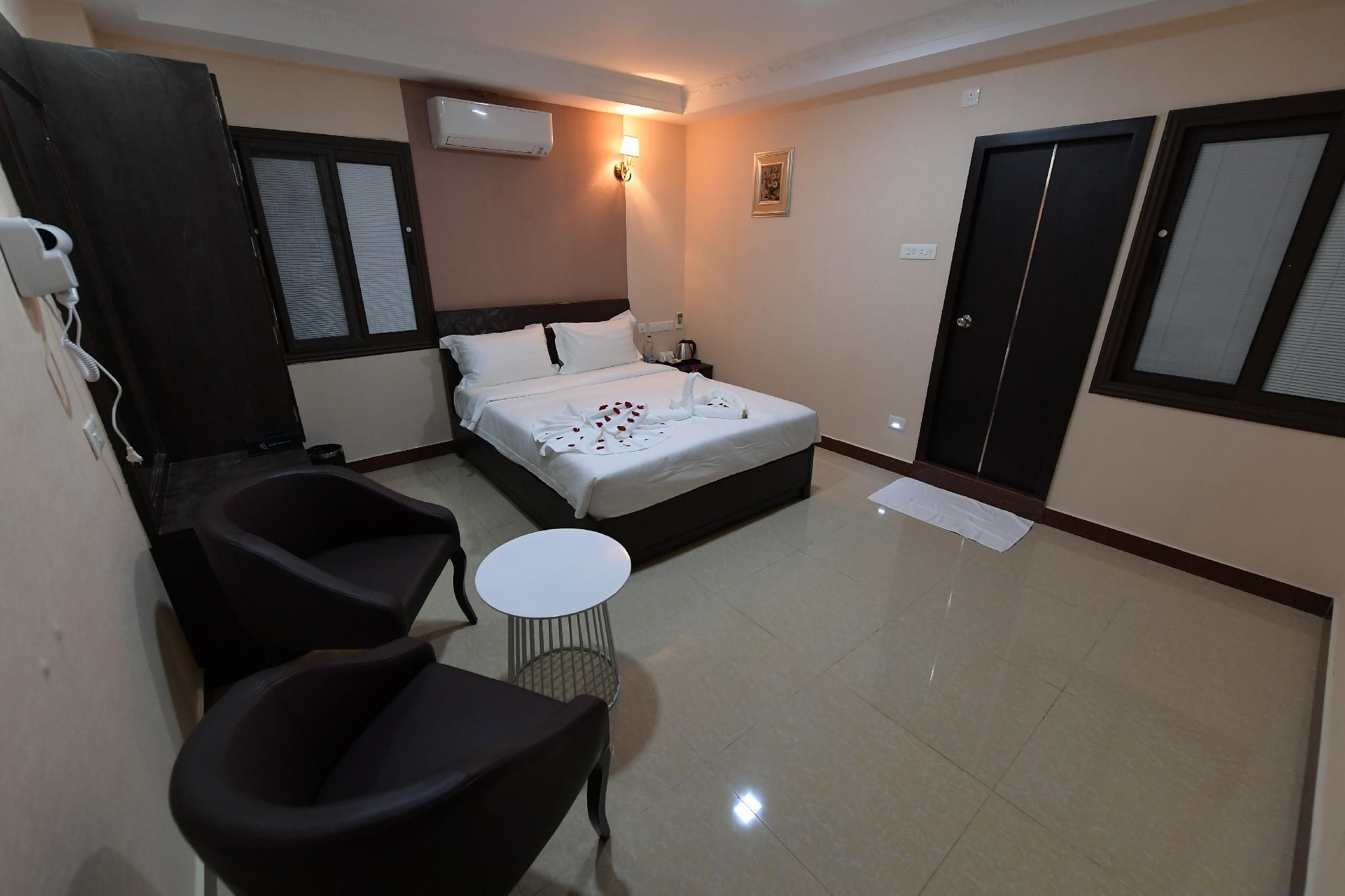 Hotel Queen Emperor Standard Room