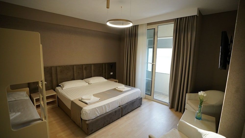 Hotel Majestic Quadruple Room, Partial Sea View 2