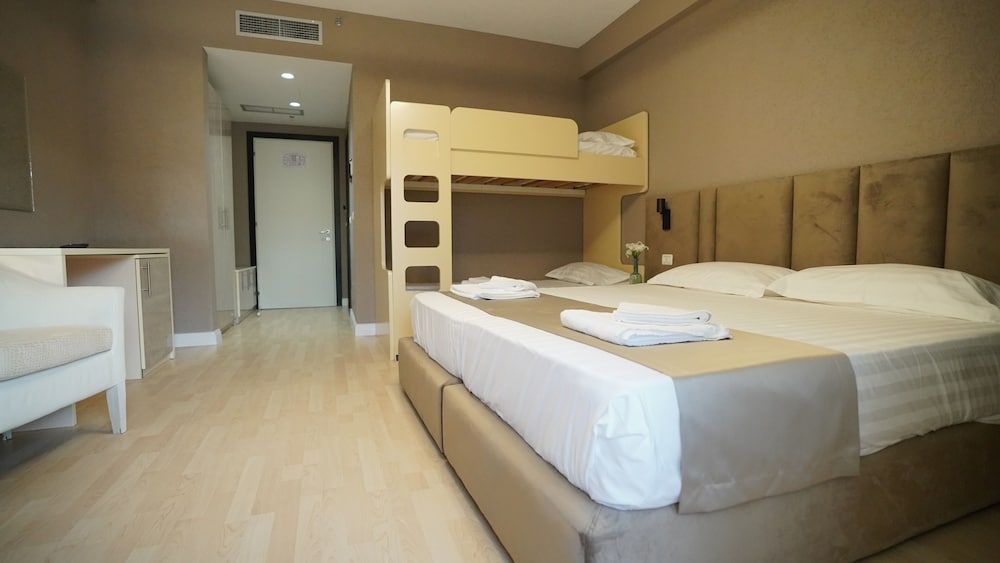 Hotel Majestic Quadruple Room, Partial Sea View