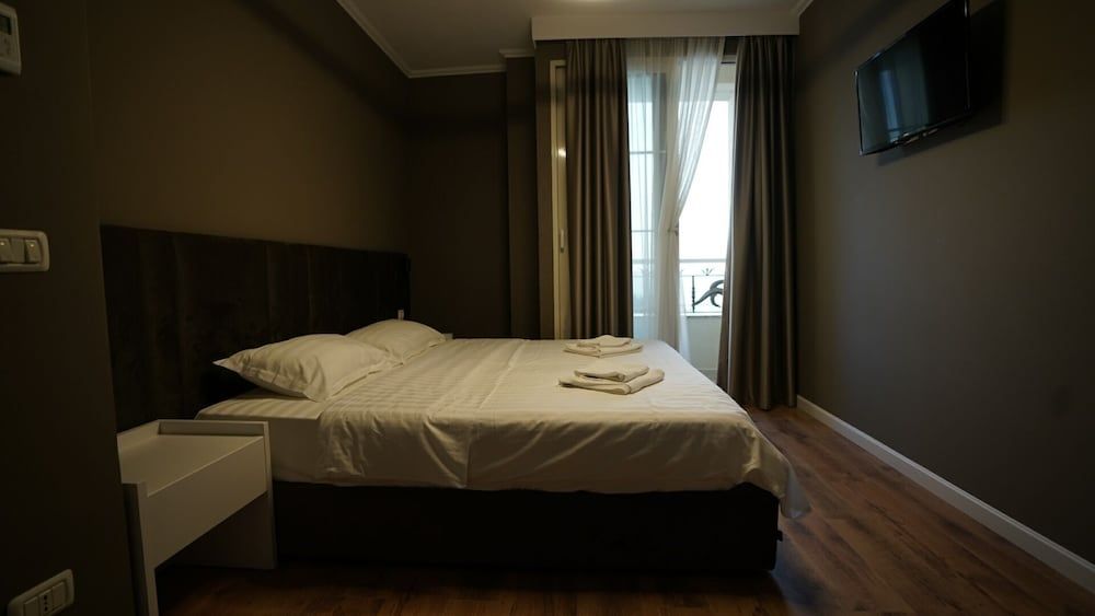 Hotel Majestic Quadruple Room, Partial Sea View 3