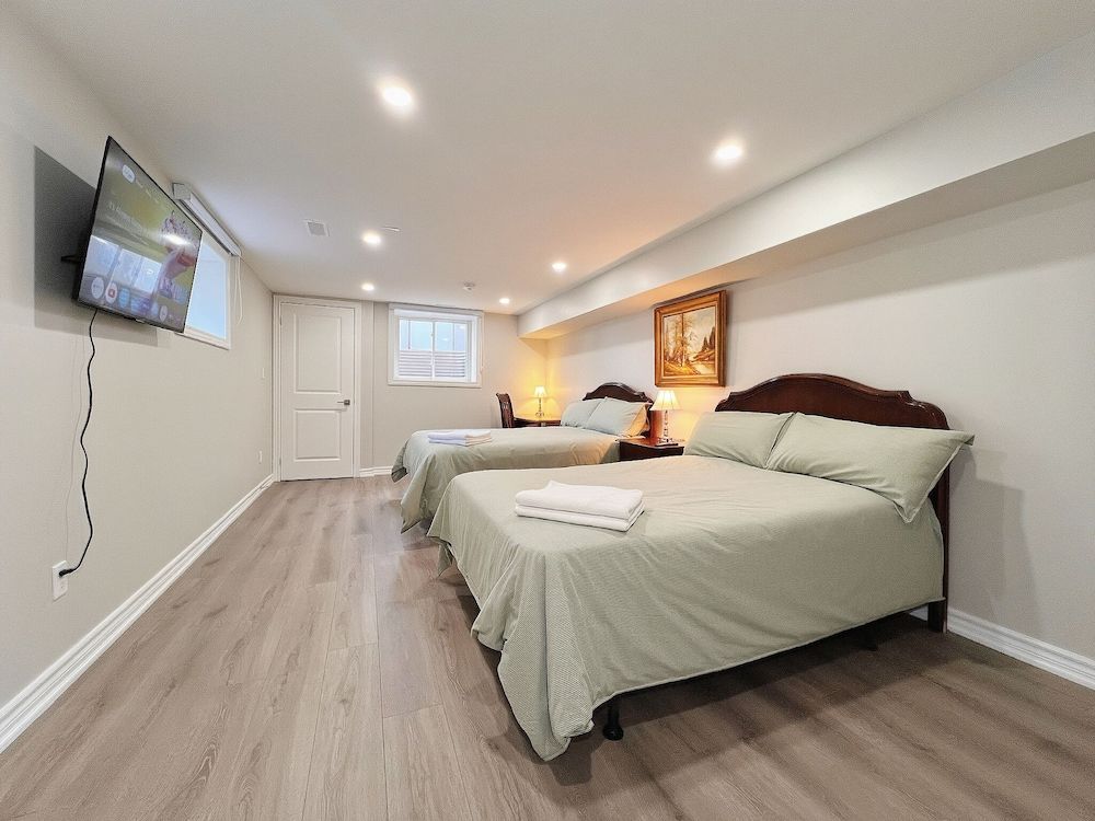 Cozy & Modern Ensuite Basement Rooms - Steps to Subway & Downsview Rogers Stadium