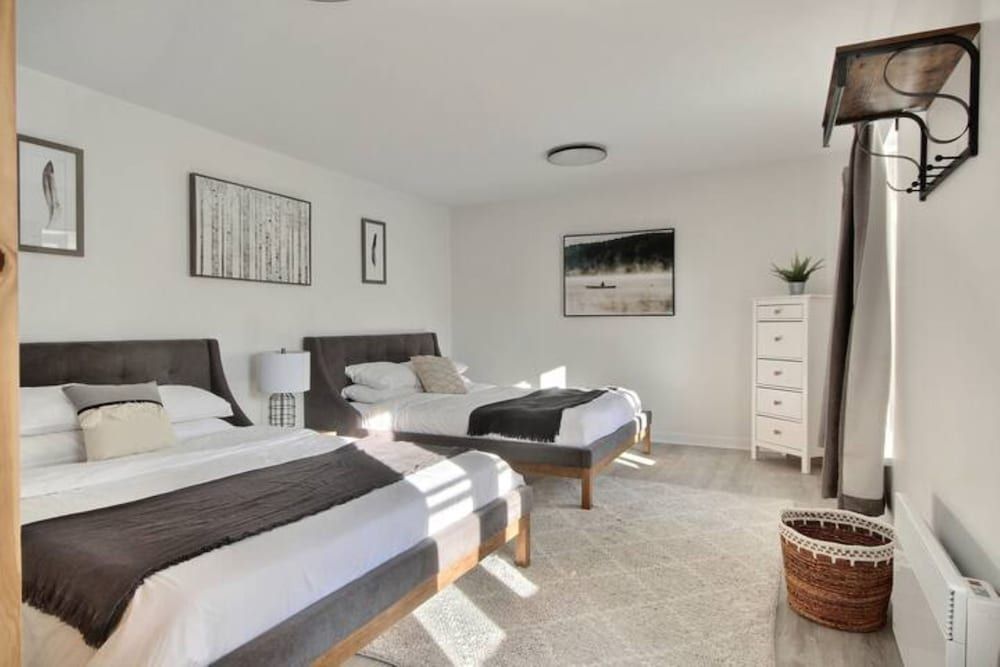 Unique & Sunny Top Floor Old Quebec Gem Deluxe Apartment (5) 3