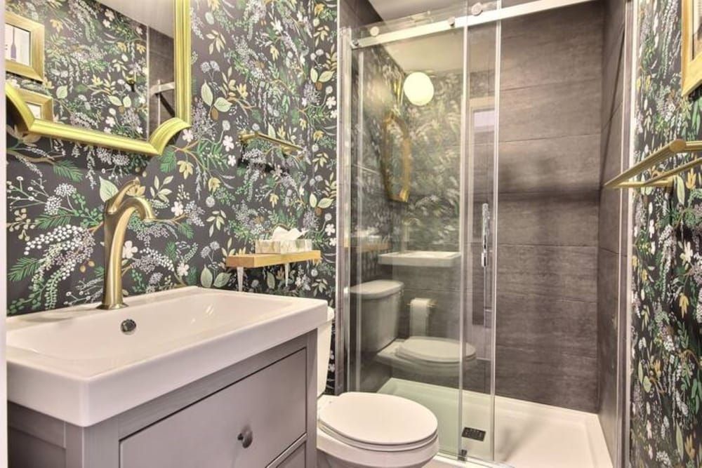 Unique & Sunny Top Floor Old Quebec Gem Deluxe Apartment (5) 5