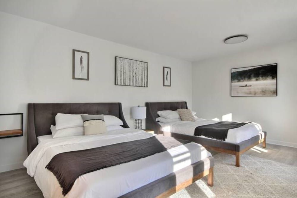 Unique & Sunny Top Floor Old Quebec Gem Deluxe Apartment (5) 4