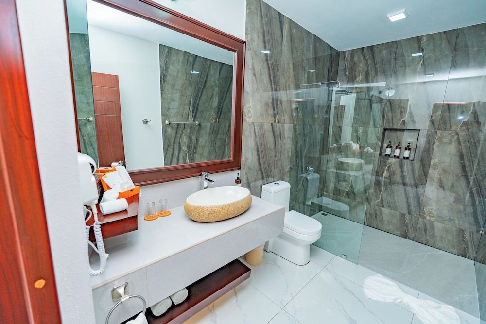 Hotel Sanctuarium Luxury Room, 1 King Bed, Mountain View 8