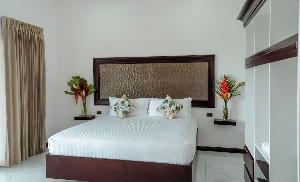 Hotel Sanctuarium Luxury Room, 1 King Bed, Mountain View