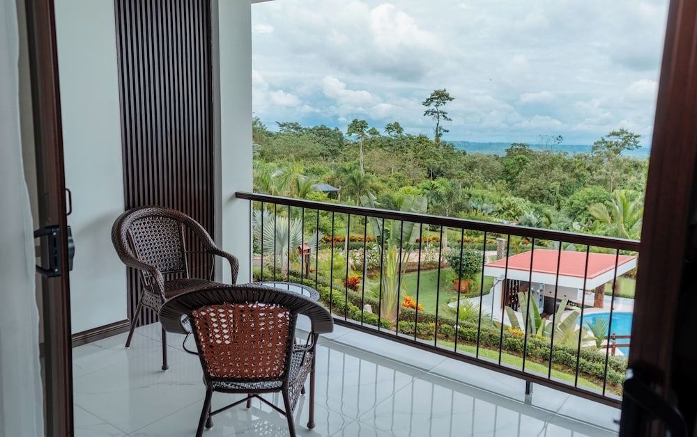 Hotel Sanctuarium Luxury Room, 1 King Bed, Mountain View 3