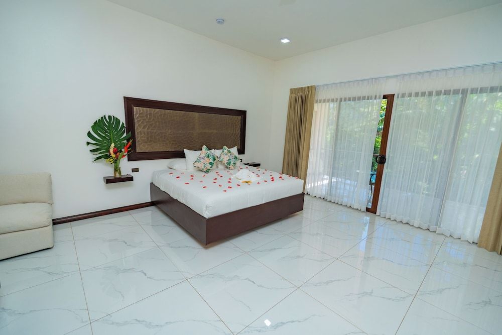 Hotel Sanctuarium Luxury Room, 1 King Bed, Mountain View 2