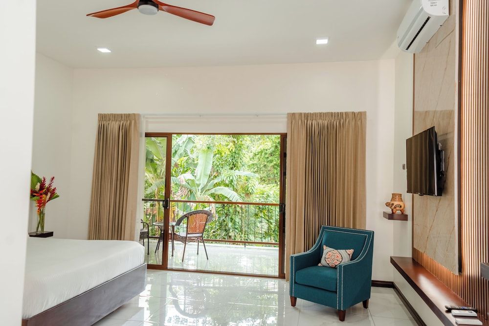 Hotel Sanctuarium Luxury Room, 1 King Bed, Mountain View 10