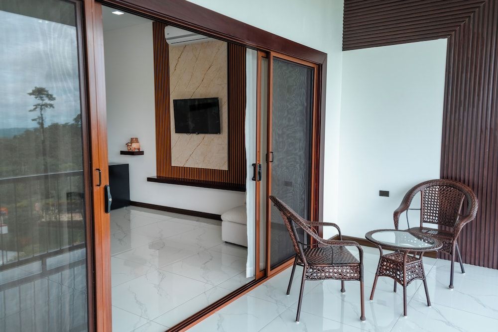 Hotel Sanctuarium Luxury Room, 1 King Bed, Mountain View 12