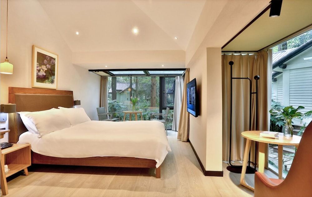 Lotus Glade Hotel Elite Double Room, Park View 5